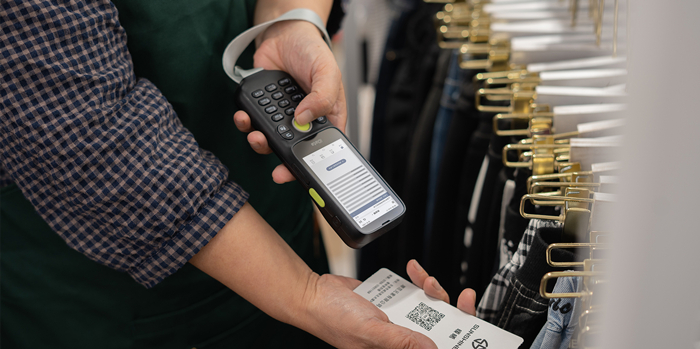 i3 UHF_服装店_扫码2_副本-700.jpg