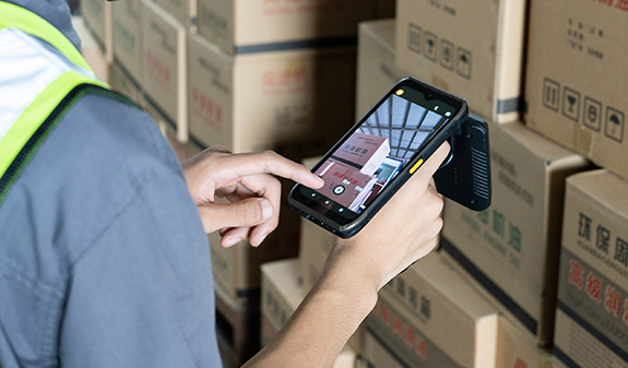 低空经济场域PDA用于快速扫描无人机配送的货物条码，实现自动分拣